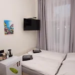 Continents Nearby Main Train And Bus Station * براغ